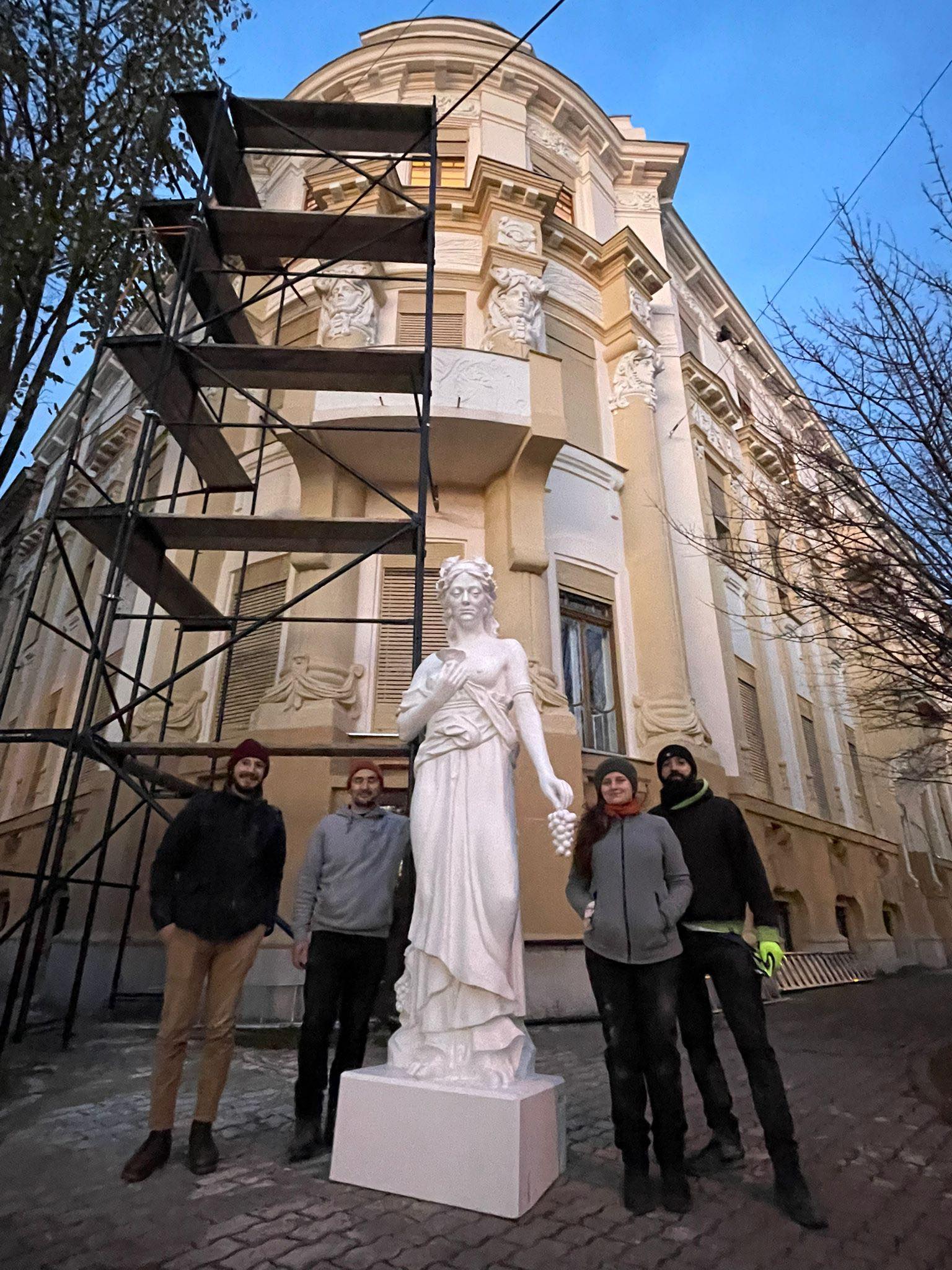 montare statuie Phthinoporon noiembrie 2024.jpg